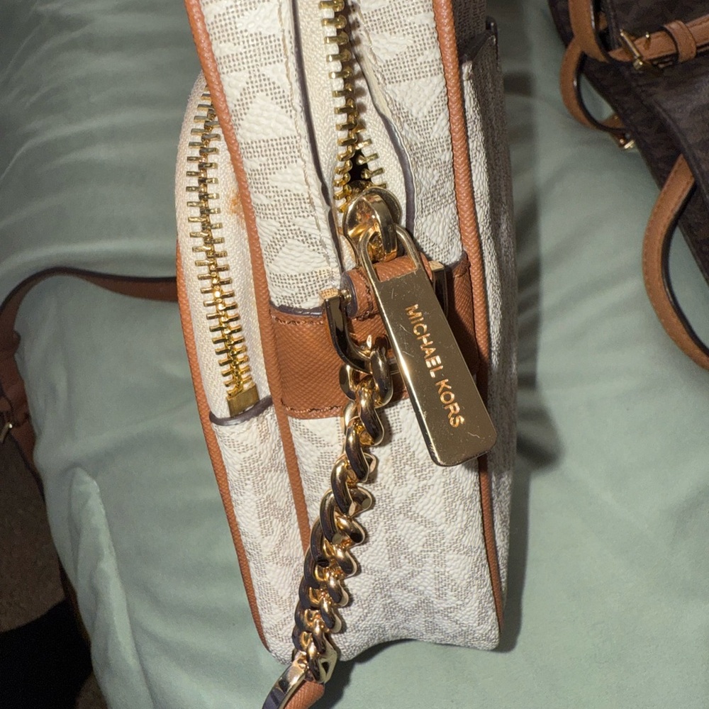 Michael Kors crossbody with Cream and Tan Card Holder - Picture 11 of 16